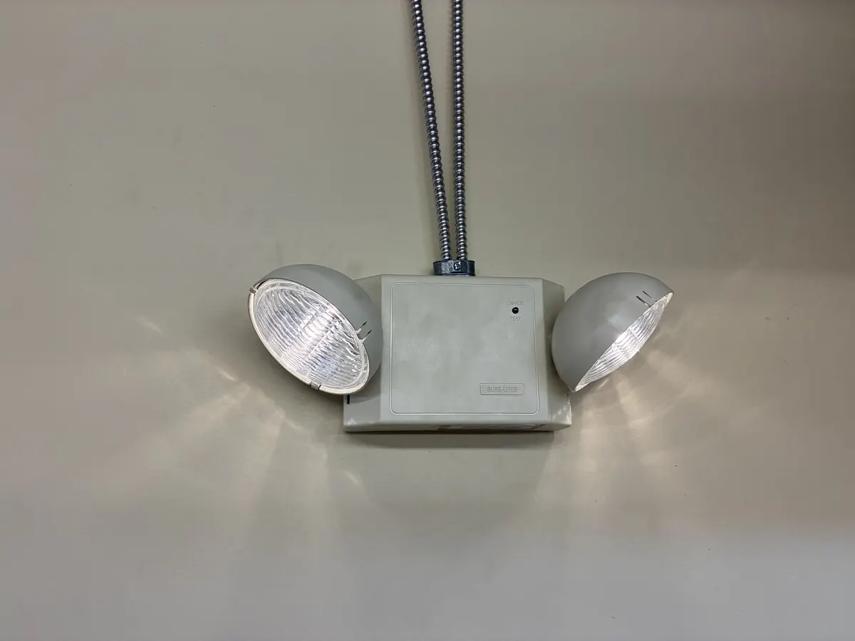 Emergency lighting installation, commercial space